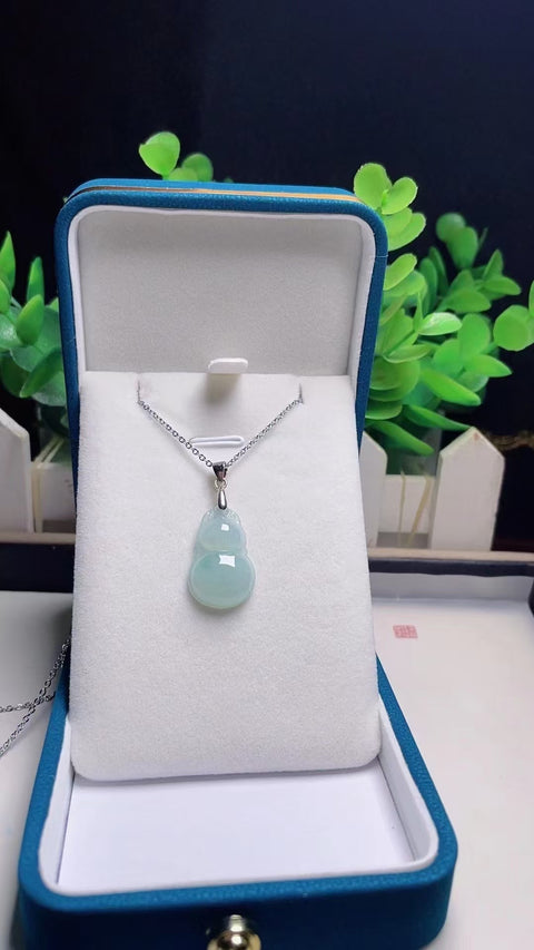 Kalung Labu Jadeite Alami Bahan lubang tua Penuh dengan air Es jernih 925 tatahan perak Ukuran 2,1 * 1,4 cm Sudah termasuk pajak pengiriman.