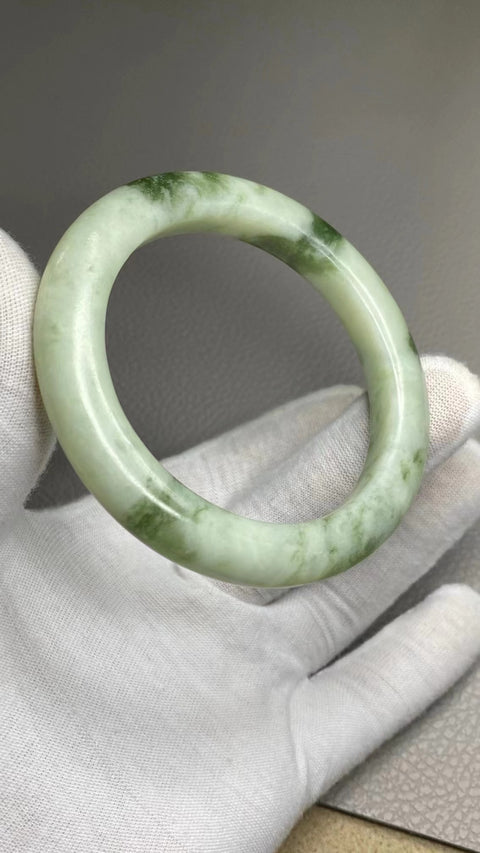 Gelang Giok Cui Giok Minyak Tua Ukuran 56-58mm Ukuran 57.7mm Lebar Sisi 11mm Giok terjadi secara alami Pola acak Termasuk pajak pengiriman.