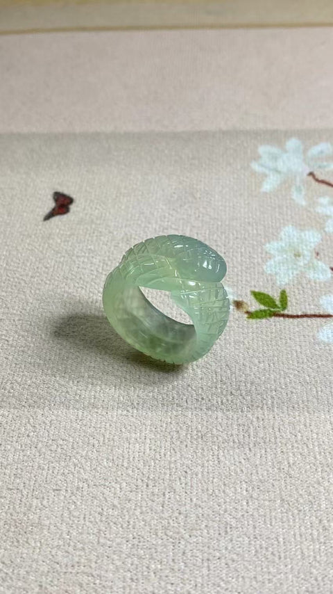 Cincin Hijau Es Giok Cui Giok Alami Ukuran 20.3mm Giok halus dan hangat, gaya yang indah, diukir dengan tangan, sudah termasuk ongkos kirim dan pajak.
