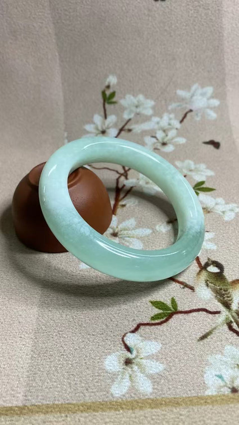 Gelang Bunga Ukiran Batu Giok Cui Jade Ice Green Ukuran 55-57mm Ukuran 56.5mm Lebar Sisi 12.7mm Batu giok semuanya terjadi secara alami Pola pengiriman acak Termasuk Pajak Pengiriman