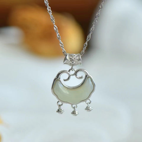 Kalung Awan Keberuntungan Giok Hetian Jade Alami yang terbuat dari perak 925; Giok itu bersih, halus dan hangat, gayanya sangat indah, sudah termasuk pajak pengiriman.