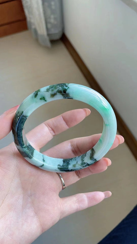 Gelang Batu Giok Alami Bahan Batu Giok Tua Bagian bawahnya halus dan hangat, dengan kepala penuh air Ukuran 62mm Batu giok ini terbentuk secara alami Pola acak Termasuk ongkos kirim dan pajak