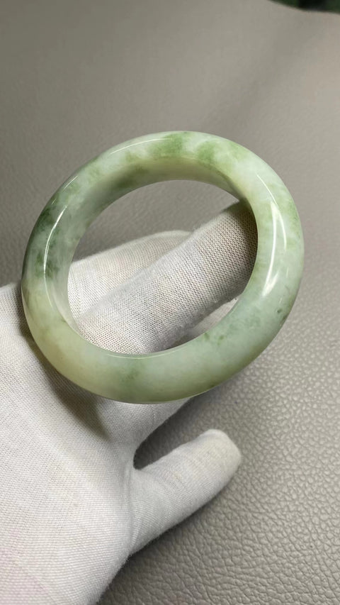 Gelang Cui Giok Minyak Cui Tua Ukuran 54-56mm Ukuran 55.4mm Lebar Sisi 14.3mm Giok terjadi secara alami Pola acak Pengiriman dan pajak sudah termasuk.