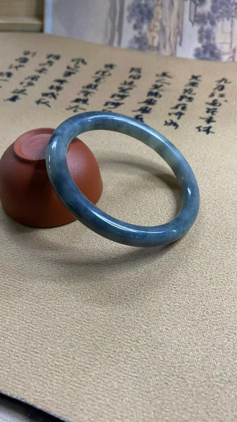 Gelang kecantikan warna ayam hitam giok Xiuyan yang indah, warna ayam hitam yang indah, diameter dalam 54,5mm, lebar samping: 8mm, batu alam dihasilkan secara alami, polanya acak, termasuk pajak pengiriman