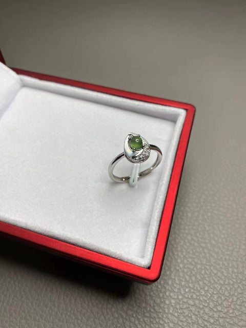 Cincin giok halus 925 perak dengan bezel yang dapat disesuaikan ukurannya 4mm, dengan gaya yang indah dan sudah termasuk ongkos kirim dan pajak.