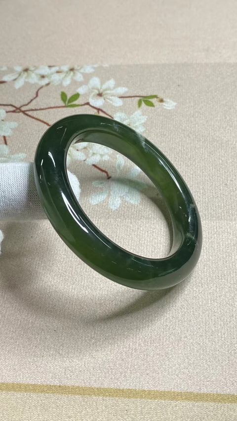 Gelang Bahan Giok Cui Alami 180 Ukuran Gelang 54-56mm Ukuran 55.3mm Lebar Sisi 11.7mm Giok semuanya terjadi secara alami Pola acak Termasuk pajak pengiriman.