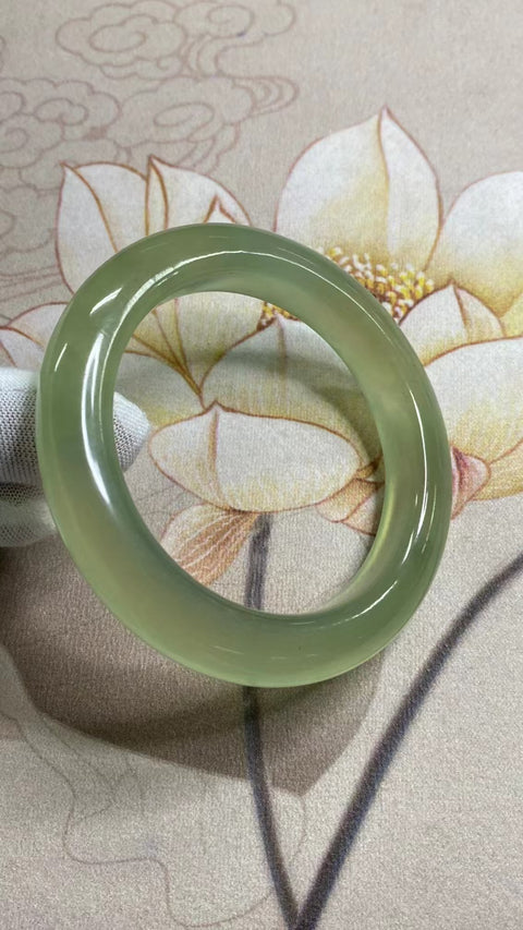 Gelang Hijau Penuh Giok Cui Alami Ukuran 58-60mm Ukuran 59.7mm Lebar Sisi 12.6mm Giok ini semuanya muncul secara alami Pola acak Sudah termasuk pajak pengiriman.