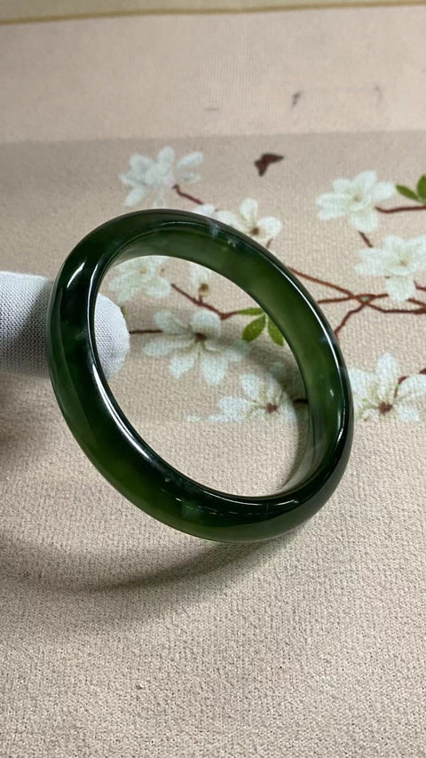Gelang Hijau Penuh Giok Cui Giok Alami Ukuran 55-57mm Ukuran 56.5mm Lebar Sisi 11.7mm Giok ini semuanya terjadi secara alami Pola acak Sudah termasuk pajak pengiriman.