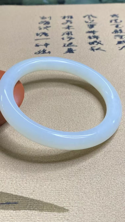 Gelang Cahaya Bulan Putih Giok Cui Giok Alami Ukuran 59-61mm Ukuran 60.5mm Lebar Sisi 9.7mm Giok semuanya terjadi secara alami Pola acak termasuk pajak pengiriman