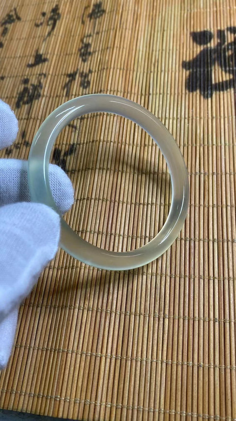 Gelang Strip Kecantikan Giok Cui Fine Jade Ukuran 51-53mm Ukuran 52.7mm Lebar 7.5mm Giok terjadi secara alami Pola acak termasuk pajak pengiriman