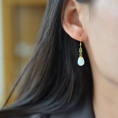 2144-2 Anting Giok Hetian Alami yang terbuat dari Giok Perak 925 adalah gaya yang bagus dan hangat, indah, sudah termasuk pajak pengiriman.