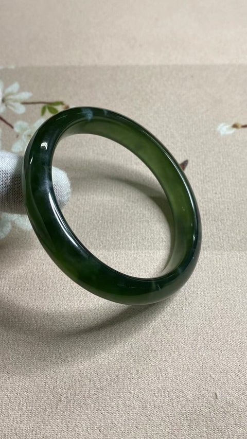 Gelang Bahan Tua Giok Cui Giok Hijau Penuh Ukuran 55-57mm Ukuran 56.6mm Lebar Samping 11.3mm Giok ini semuanya muncul secara alami Pola acak Sudah termasuk pajak pengiriman.