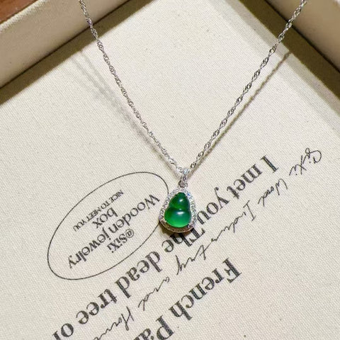 Kalung Labu Sederhana Jadeite Alami 925 Pengaturan Perak Ukuran 9 * 7mm Panjang Keseluruhan 18mm Batu giok bersih dan halus serta hangat Sudah termasuk pajak pengiriman.