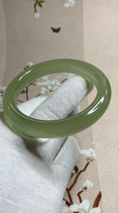 Gelang Hijau Es Giok Cui Fine Cui Ukuran 59-61mm Ukuran 60.6mm Lebar Sisi 12.4mm Giok terbentuk secara alami Pola acak Sudah termasuk pajak pengiriman.