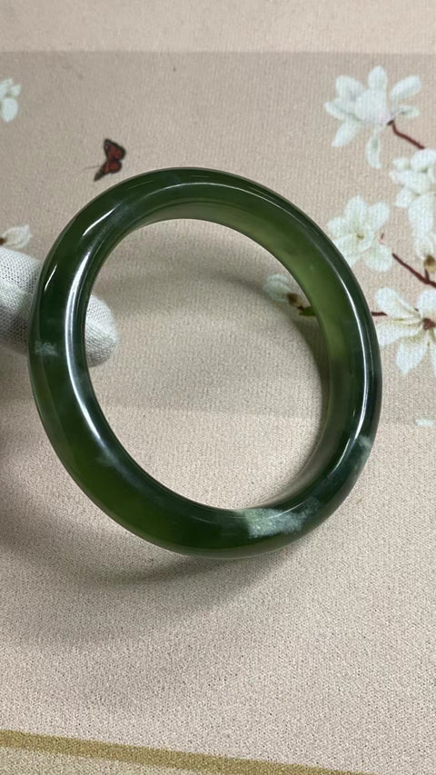 Gelang Giok Cui Giok Hijau Penuh Giok dalam Giok Ukuran 60-62mm Ukuran 61.8mm Lebar Sisi 12.7mm Giok terbentuk secara alami Pola acak Termasuk ongkos kirim dan pajak.