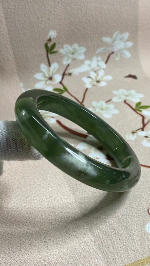 Gelang Bahan Giok Cui Alami 180 Ukuran 60-62mm Ukuran 61.1mm Lebar Sisi 12.3mm Giok terbentuk secara alami Pola acak Pengiriman dan pajak sudah termasuk.