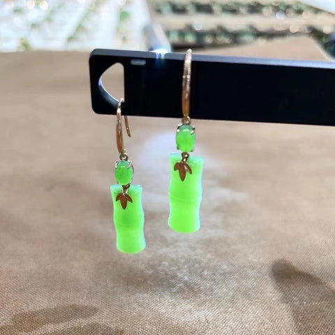 Anting Bambu Jasper yang indah dan penuh dengan warna hijau, warna hijau yang kaya, emas 18 karat, sudah termasuk ongkos kirim dan pajak.
