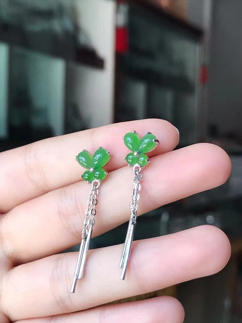 Anting giok giok alami dari perak 925 dengan pengerjaan halus dan bahan yang hangat. Gaya yang sederhana dan elegan.