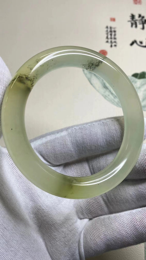 Gelang Warna Es Batu Giok Cui Alami Ukuran 56-58mm Ukuran 57.2mm Lebar Sisi 10.8mm Batu giok semuanya muncul secara alami Pola acak Termasuk pajak pengiriman.