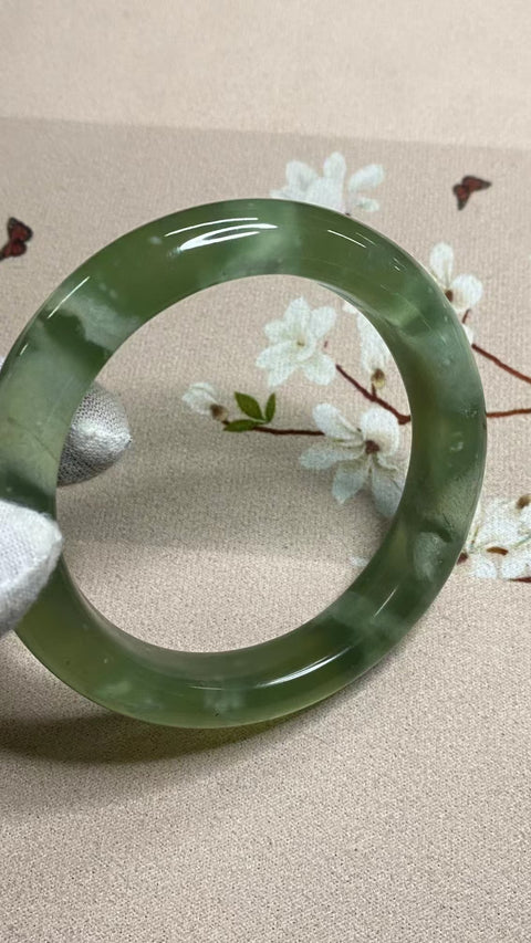 Gelang Gelang Milkcap Cui Jade Qingti & nbsp; Ukuran 63-65mm Ukuran 64.5mm Lebar Sisi 13.7mm Batu giok terjadi secara alami Pola acak Termasuk ongkos kirim dan pajak