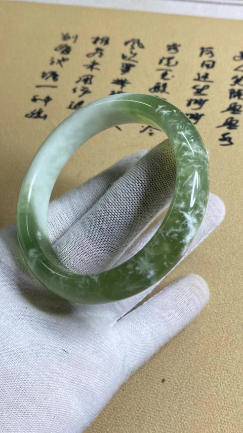 Gelang Gelang Milkcap Titi Giok Hijau Cui Giok Alami Ukuran 60-62mm Ukuran 61.3mm Lebar Samping 13.8mm Giok semuanya terjadi secara alami Pola acak termasuk pajak pengiriman