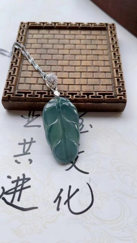 Daun Giok Alami Daun Giok Cabang Emas Bahannya halus dan hangat Bahan air biru yang indah Ukuran 3.1 * 1.9mm Termasuk pajak pengiriman.