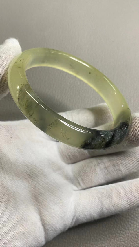 Gelang Tinta Giok Cui Giok bersih dan halus serta hangat Ukuran 61-63mm Ukuran 62.7mm Lebar sisi 12.9mm Giok terbentuk secara alami Pola acak Termasuk ongkos kirim dan pajak