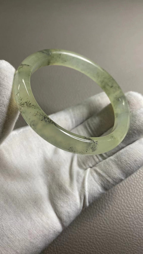 Gelang Tinta Giok Cui Alami Ukuran 61-63mm Ukuran 62.6mm Lebar Sisi 12.3mm Giok terjadi secara alami Pola acak Pengiriman dan pajak sudah termasuk.