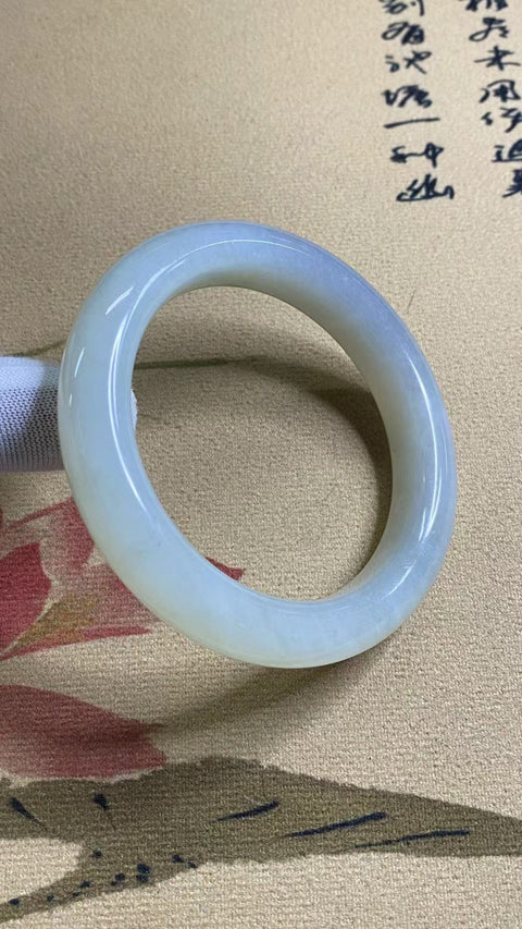 Gelang Es Giok Cui Giok Abu-abu Ukuran 59-61mm Ukuran 60.5mm Lebar Sisi 12.8mm Giok ini semuanya terjadi secara alami Pola-polanya acak Sudah termasuk ongkos kirim dan pajak.