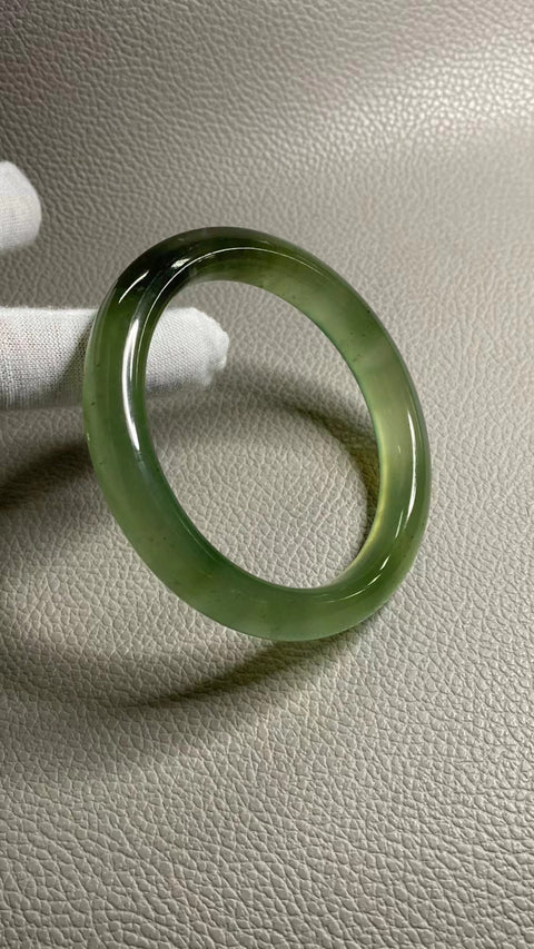 Gelang Gelang Batu Giok Ciu Alami Warna Musim Semi Ukuran 63-65mm Ukuran 64.7mm Lebar Sisi 11.5mm Batu giok semuanya terjadi secara alami Pola acak termasuk pajak pengiriman