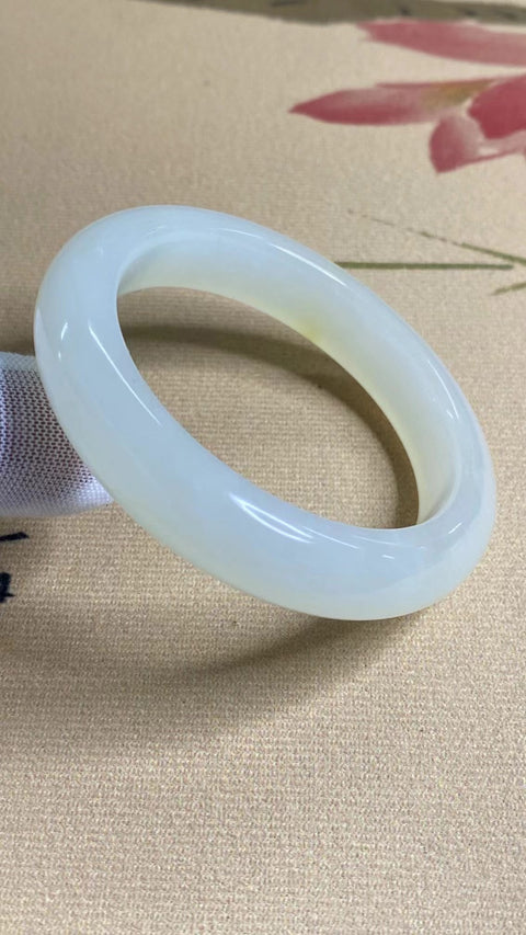 Gelang Cahaya Bulan Putih Giok Hetian Jade Alami Bahan Pit Tua & nbsp; Bagian Bawah Halus dan Hangat Ukuran 54.7mm Lebar Samping 12.7mm Termasuk Pajak Pengiriman