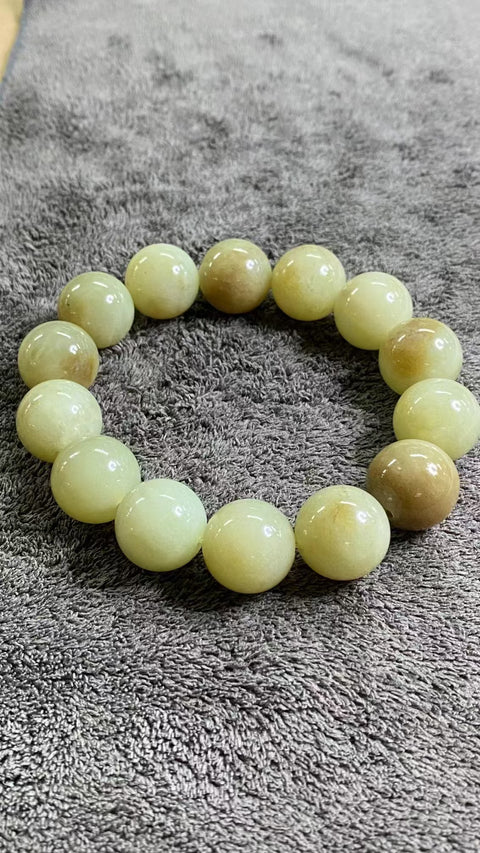 Untaian Giok Kuning dan Putih Ukuran 16mm Giok halus dan hangat dengan pola yang indah Pengiriman dan pajak sudah termasuk.