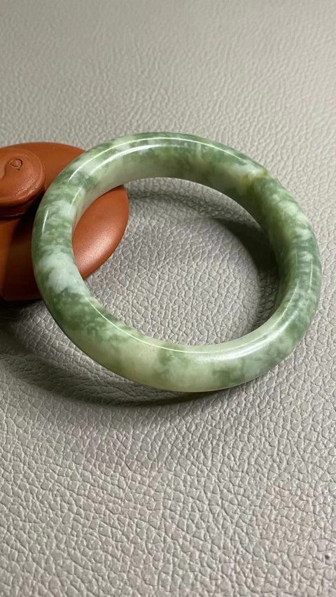 Gelang Cui Giok Minyak Tua Cui Giok bersih, halus dan hangat Ukuran 55-57mm Ukuran 56,5mm Lebar sisi 13mm Giok terjadi secara alami Pola acak Termasuk pajak pengiriman.