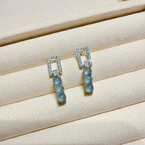 Anting-anting batu giok alami yang terbuat dari perak 925, ukuran 4mm, batu giok yang halus dan hangat, gaya yang indah, sudah termasuk pajak pengiriman.