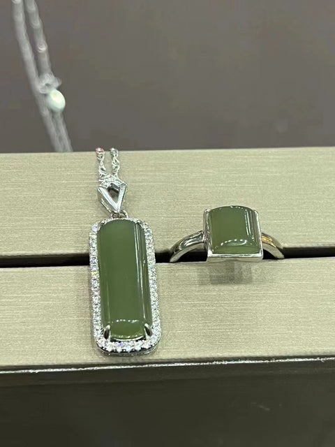 Set tatahan perak giok Hetian! Bahannya halus dan tidak terstruktur! Ukuran liontin telur: 19mm x 7,5mm. Ukuran cincin: 7mm x 7mm Sudah termasuk pajak pengiriman!