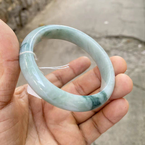 Gelang giok halus barang, kaliber yang cocok untuk ukuran 60-62mm Ukuran 60.5mm Lebar sisi 13mm Giok adalah pola yang terjadi secara alami secara acak Termasuk pajak pengiriman