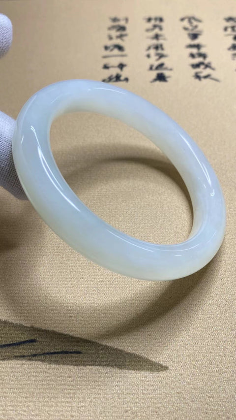 Batu Giok Ciu yang Indah - Gelang Bunga Es Cahaya Bulan Putih Ukuran 58.3mm Lebar Sisi 11.7mm Batu giok terbentuk secara alami dan polanya acak Sudah termasuk pajak pengiriman.