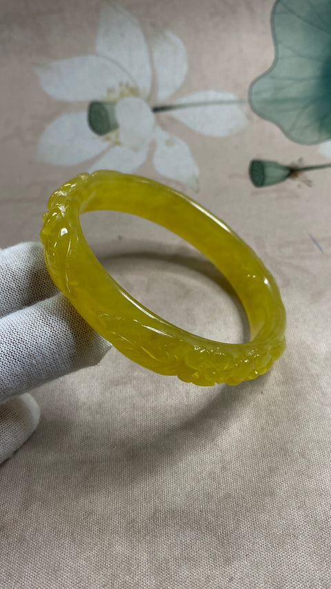 Kedamaian dan Kemakmuran: Gelang Giok Xiuyan Indah dengan Desain Bunga Emas Penuh, Diameter Dalam: 61,5 mm, Lebar Tepi: 13,5 mm. Semua batu terbentuk secara alami. Biaya pengiriman dan pajak sudah termasuk.