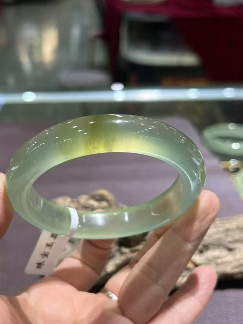 Gelang Giok Cui Alami Ukuran 58.4mm Giok ini terbentuk secara alami dan polanya acak Sudah termasuk pajak pengiriman.