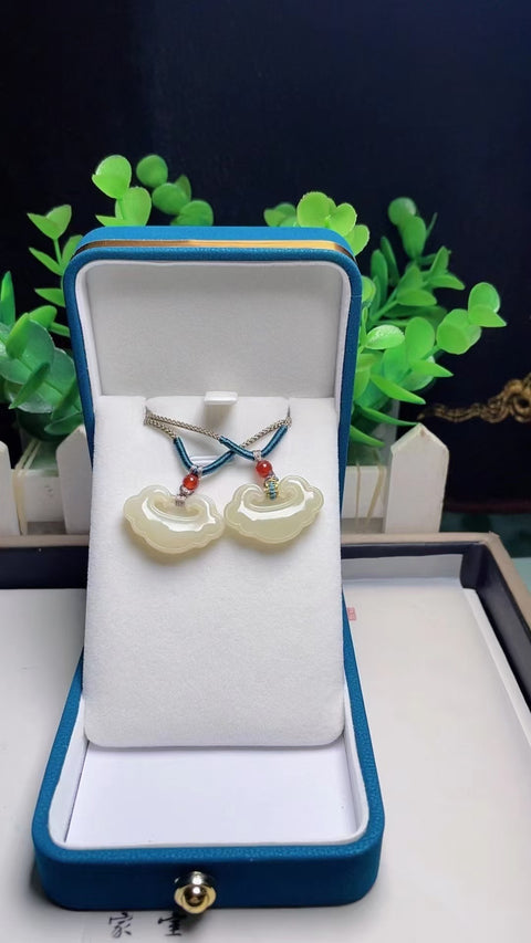 Liontin Hetian Jade Ruyi Alami dengan dasar yang halus dan hangat, indah dan modis, ukuran 2,5 * 1,4 cm, gaya yang indah, sudah termasuk ongkos kirim dan pajak.