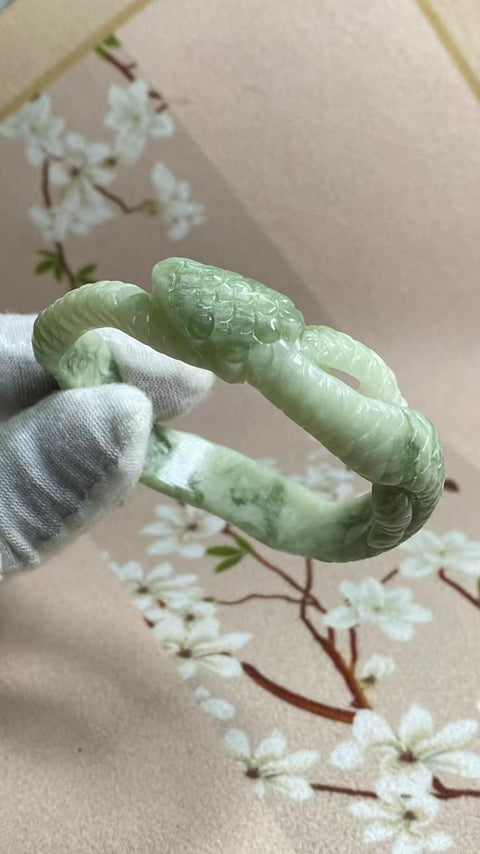 Gelang Bunga Ukiran Giok Cui Giok Minyak Tua Ukuran 55-57mm Ukuran 57.1mm Giok adalah semua yang terjadi secara alami Pola acak Termasuk pajak pengiriman.