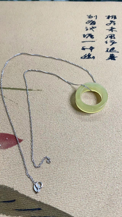 Liontin tulang selangka giok alami yang indah berwarna hijau lembut, penuh keberuntungan, tujuan ganda, dapat digunakan sebagai liontin tulang selangka, cincin jari 19mm (diameter lubang bagian dalam), 925 aksesori perak sudah termasuk pajak pengiriman