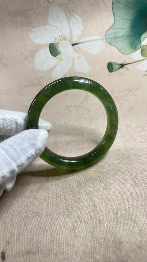 Gelang giok Xiuyan yang indah, bahan 180, diameter dalam: 58,2 mm, lebar tepi: 11 mm. Semua batu terbentuk secara alami, polanya acak. Biaya pengiriman dan pajak sudah termasuk. Nomor barang: 202511081329