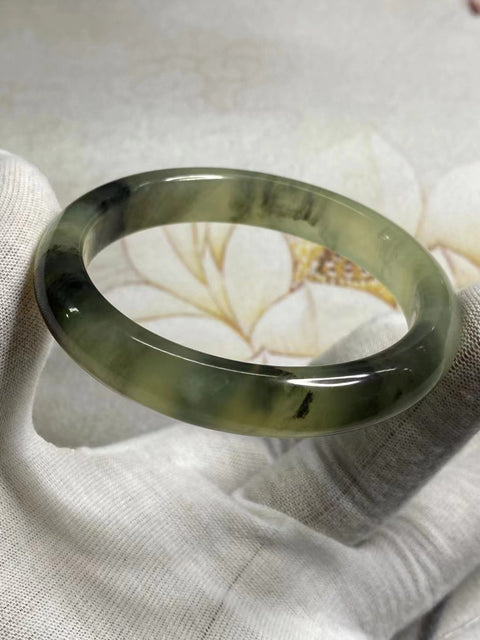 Gelang Tinta Giok Cui Giok alami Giok bersih dan halus Ukuran 55-57mm Ukuran 56.7mm Lebar sisi 11.3mm Giok terbentuk secara alami Pola acak Sudah termasuk pajak pengiriman.