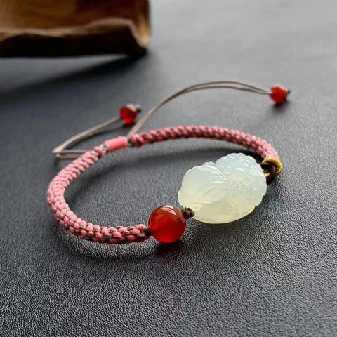 Gelang Giok Alami Tenunan tangan dengan berbagai gaya Batu gioknya bersih dan halus, dan gayanya sederhana dan elegan.