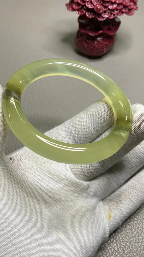 Gelang Warna Musim Semi Giok Cui Giok Alami Ukuran 55-57mm & nbsp; Ukuran 56.7mm Lebar Sisi 11mm Giok ini semuanya muncul secara alami Pola-polanya acak Termasuk ongkos kirim dan pajak.