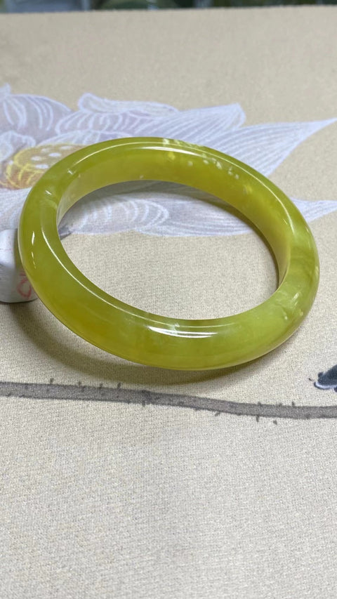 Gelang Bunga Emas Giok Cui Giok Alami Ukuran 61-63mm Ukuran 62.2mm Lebar Sisi 13mm Giok terjadi secara alami Pola bunga acak Sudah termasuk pajak pengiriman.