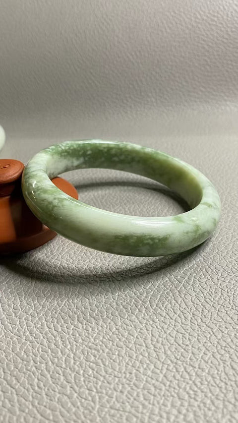 Gelang Cui Giok Minyak Tua Cui Giok Alami Ukuran 62-64mm Ukuran 63.2mm Lebar Sisi 14.1mm Giok terjadi secara alami Pola acak termasuk pajak pengiriman