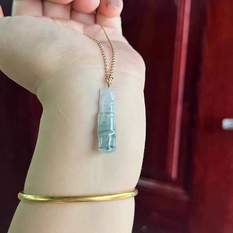 Kalung Bambu Jadeite Alami Bahan lubang tua dengan pengaturan emas 18 karat Giok bersih, halus dan hangat Termasuk ongkos kirim dan pajak