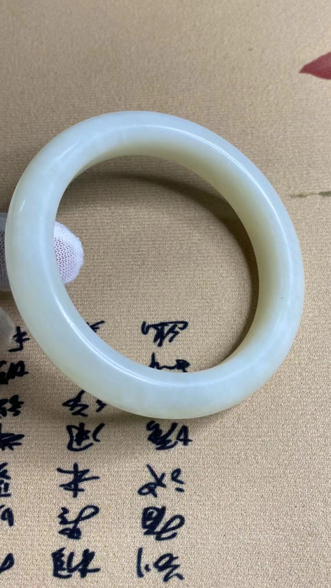 Gelang Cahaya Bulan Giok Hetian Giok Putih Bahan Pit Tua & nbsp; Bagian Bawah Halus dan Hangat Ukuran 60-62mm Ukuran 61mm Lebar Samping 14mm Sudah termasuk pajak pengiriman.